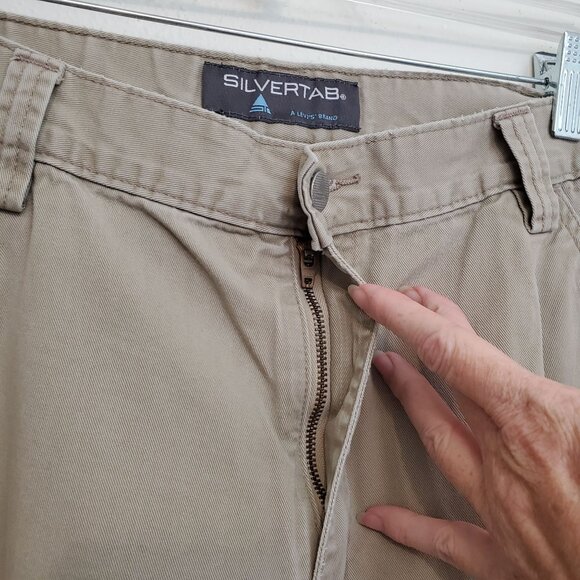 Levi's 90's Silvertab khaki colored cargo shorts - Picture 5 of 15
